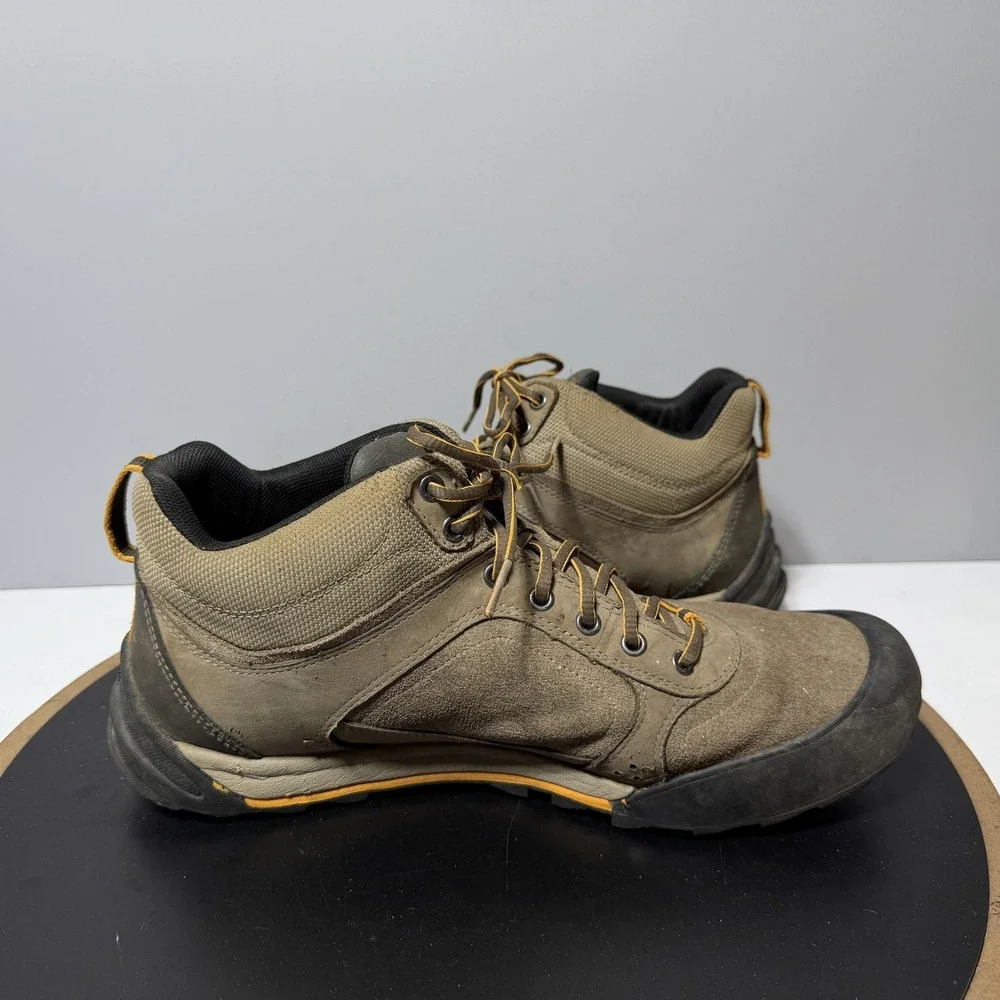 Clarks Boots Mens Size 9 Brown Leather Waterproof Hiking Chukka Trail Outtrek